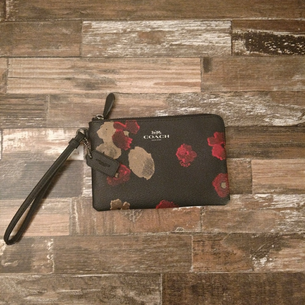  Authentic Coach Wristlet ❤️
